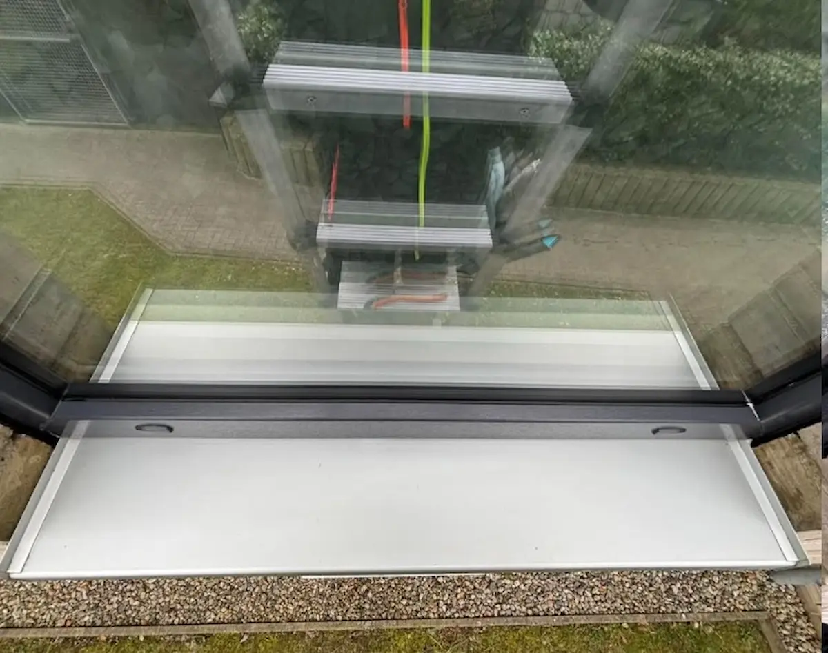 Saubere Fenster und Rahmen nach der Glasreinigung Saubere Fenster und Rahmen nach der Glasreinigung